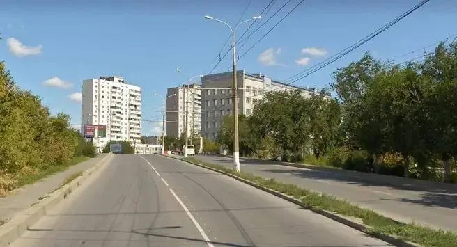 По путепроводу на улице Базисной внезапно возобновили проезд — ремонт, начатый в марте, изначально планировали завершить к 1 сентября.