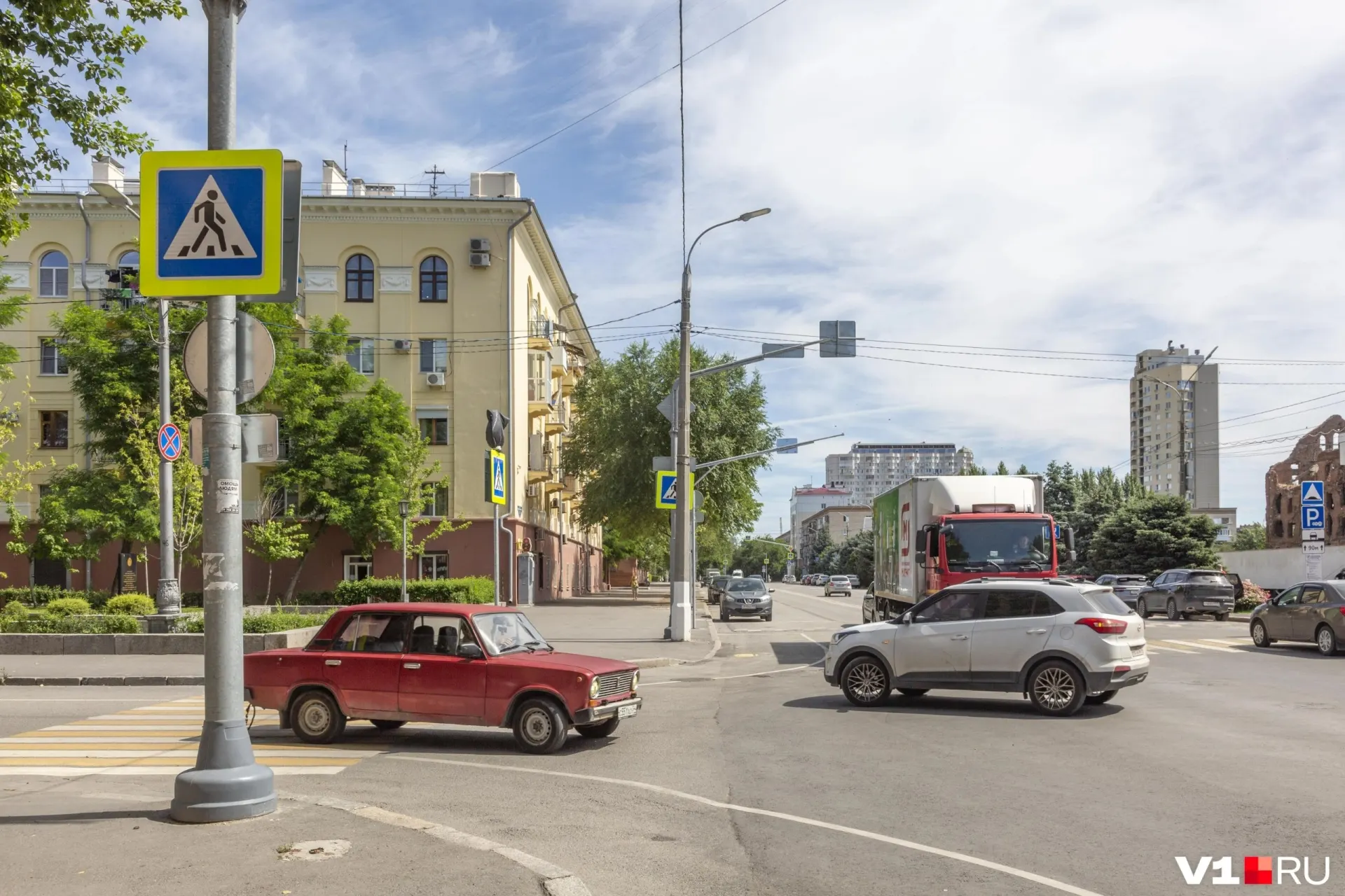 Жители сообщили, что на перекрёстке 13‑й Гвардейской и Советской предупреждающие и запрещающие знаки были скрыты деревьями, а стрелки направления некоторое время указывали в противоположную сторону; работы по исправлению начались 27 июня.