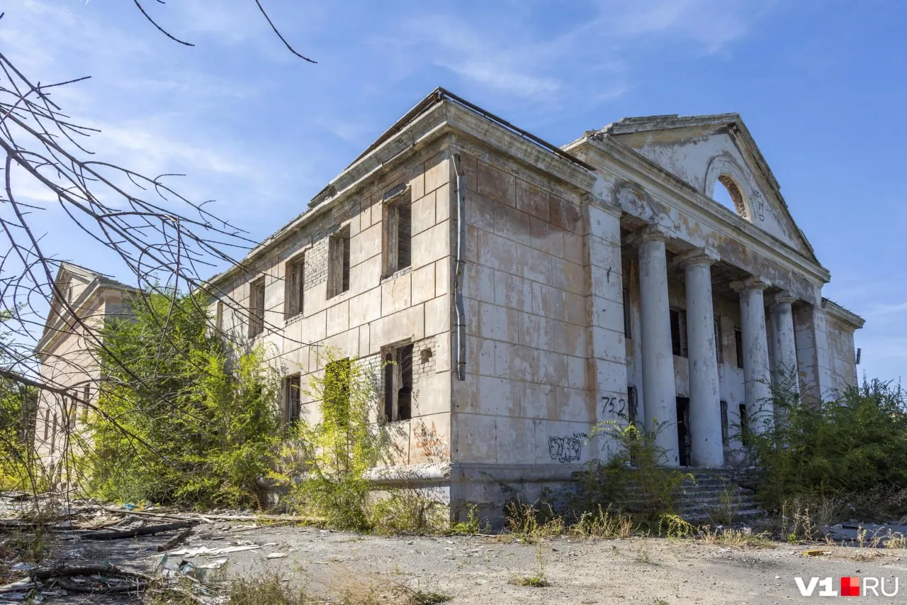 В Кировском районе демонтировали ДК «Дружба», построенный в стиле сталинского ампира. Рядом также планируют снести концертно‑спортивный зал — оба здания были выкуплены частной компанией осенью 2024 года.