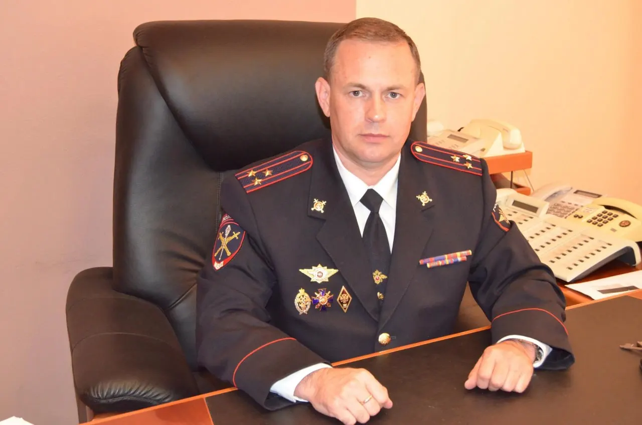 Дмитрий Свинов ушёл в отпуск 14 мая и на службу не вернулся. В ведомстве сообщили о выводе в распоряжение МВД — временно обязанности начальника выполняет полковник Константин Кремнев. Ранее появилось видео, где руководитель отчётливо критикует подчинённых по делу с подростком.