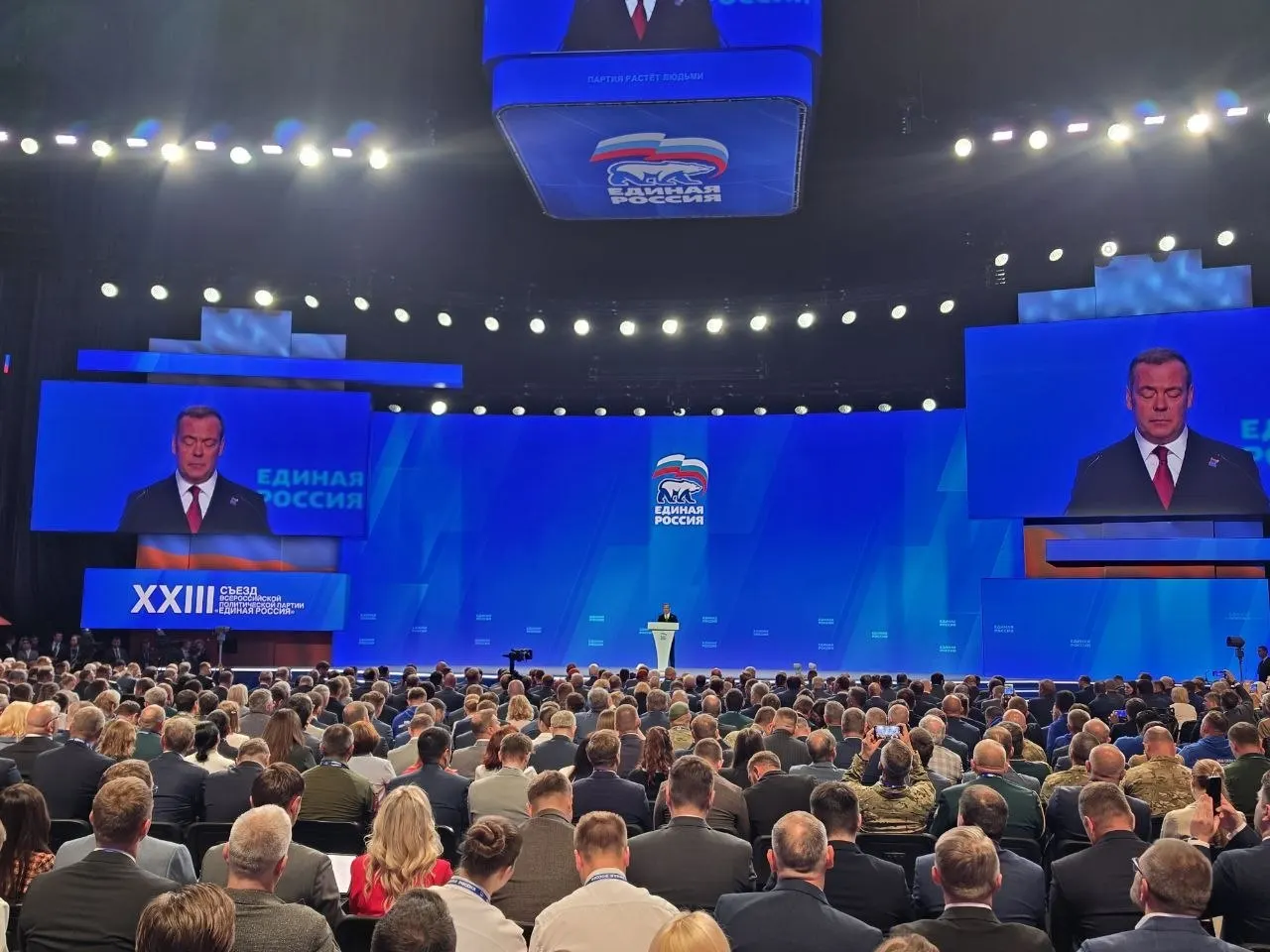 На съезде партии Дмитрий Медведев представил первые пять кандидатов общенационального списка; президент выступил. Выборы в Госдуму пройдут 20 сентября.