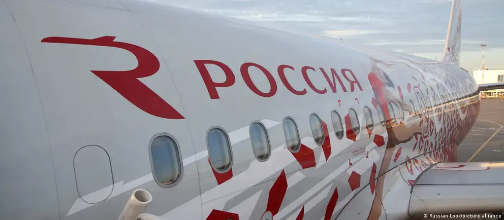 Ряд российских аэропортов уведомляют летные экипажи, что заправка будет выполняться строго в объёмах плана полёта. Такие уведомления рассматриваются как сигнал о снижении доступности авиационного керосина в стране на фоне ограничений экспорта.