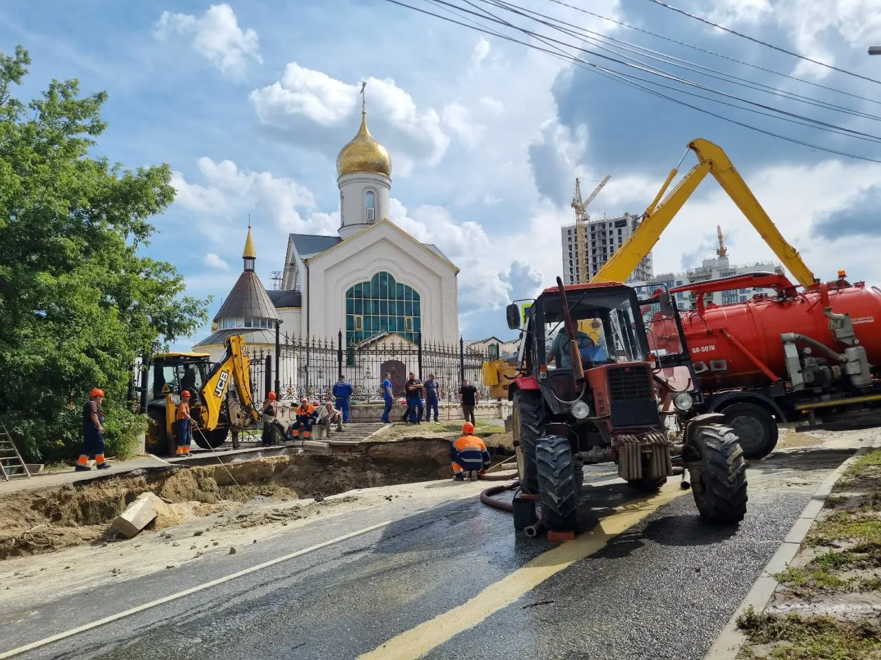 В центре Волгограда нашли место прорыва трубопровода, из-за чего подтоплены участки улиц Пархоменко и 7‑й Гвардейской. На месте работают коммунальные службы, проезд частично перекрыт, холодную воду отключать не планируют.