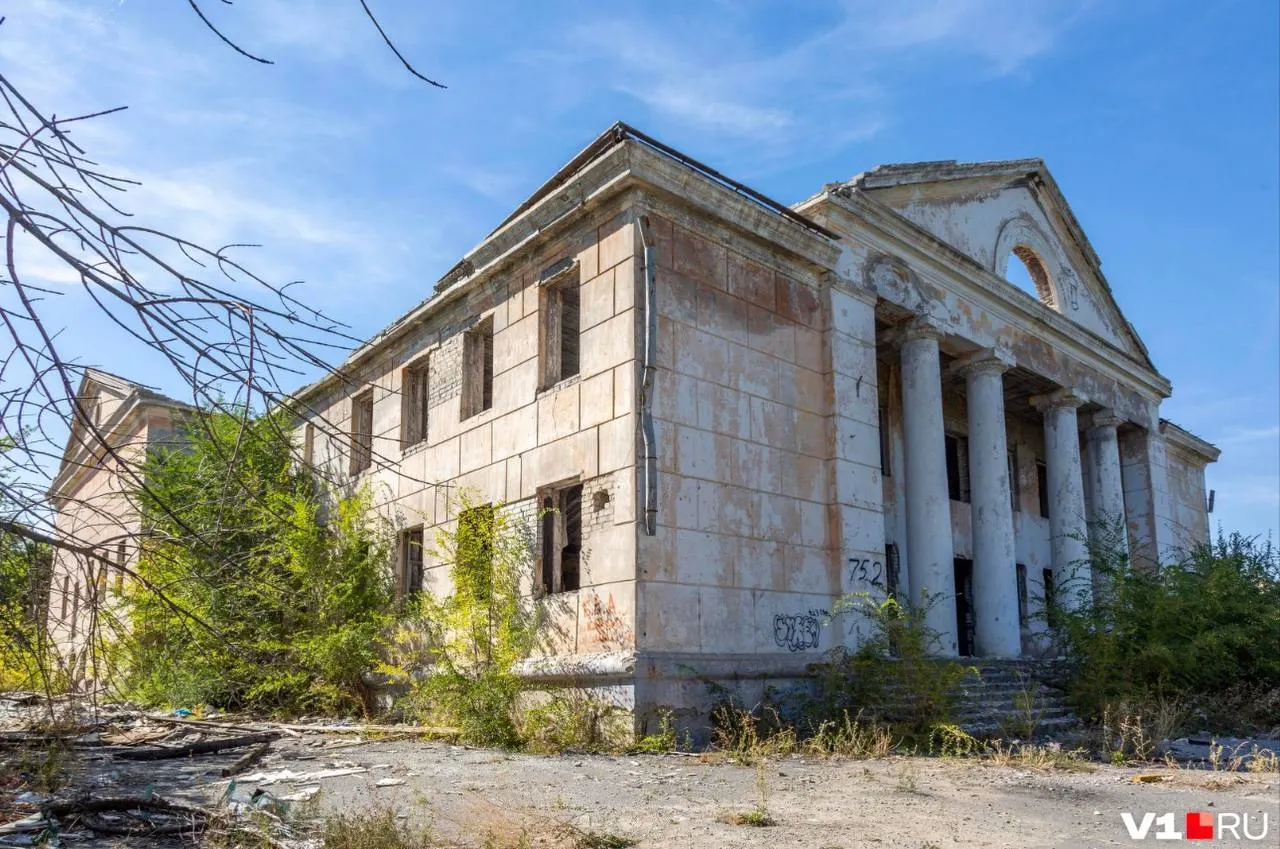 В микрорайоне Весёлая балка разобрали Дворец культуры «Дружба» — здание признано неисправным, его и прилегающий концертно‑спортивный зал разобрали после продажи участка застройщику.