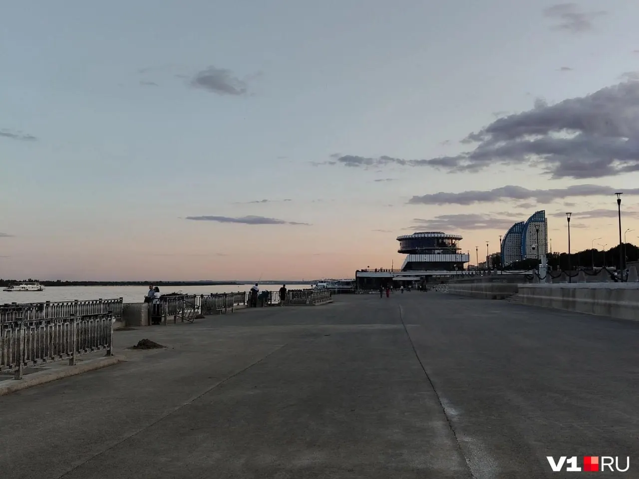 После сбросов воды на нижней террасе центральной набережной образовались кучи мусора, источающие гнильный запах; в администрации города уточняют сроки их уборки.