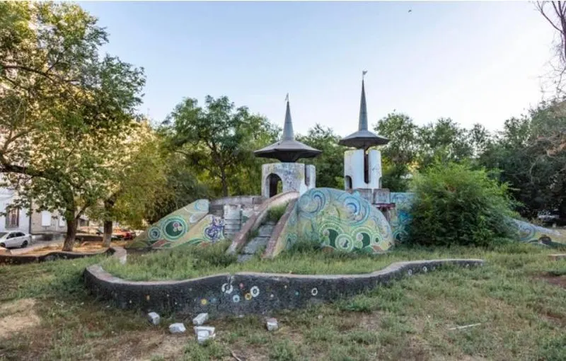 В Центре современного искусства показали макеты и материалы о детских городках 1970-х годов — уникальных игровых сооружениях, многие из которых утрачены или находятся в аварийном состоянии.