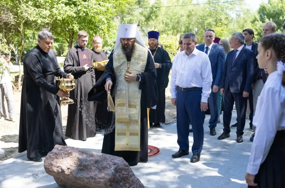 Губернатор и митрополит объявили о планах застроить часть Комсомольского сада храмом и сопутствующими объектами — воскресной школой, центрами, библиотекой и иконописной мастерской. Детали и площадь застройки пока не уточнены.