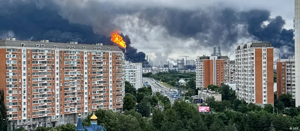После двух атак беспилотников в июне московский нефтеперерабатывающий завод остановил производство; восстановление может занять месяцы и привести к дефициту топлива на внутреннем рынке.