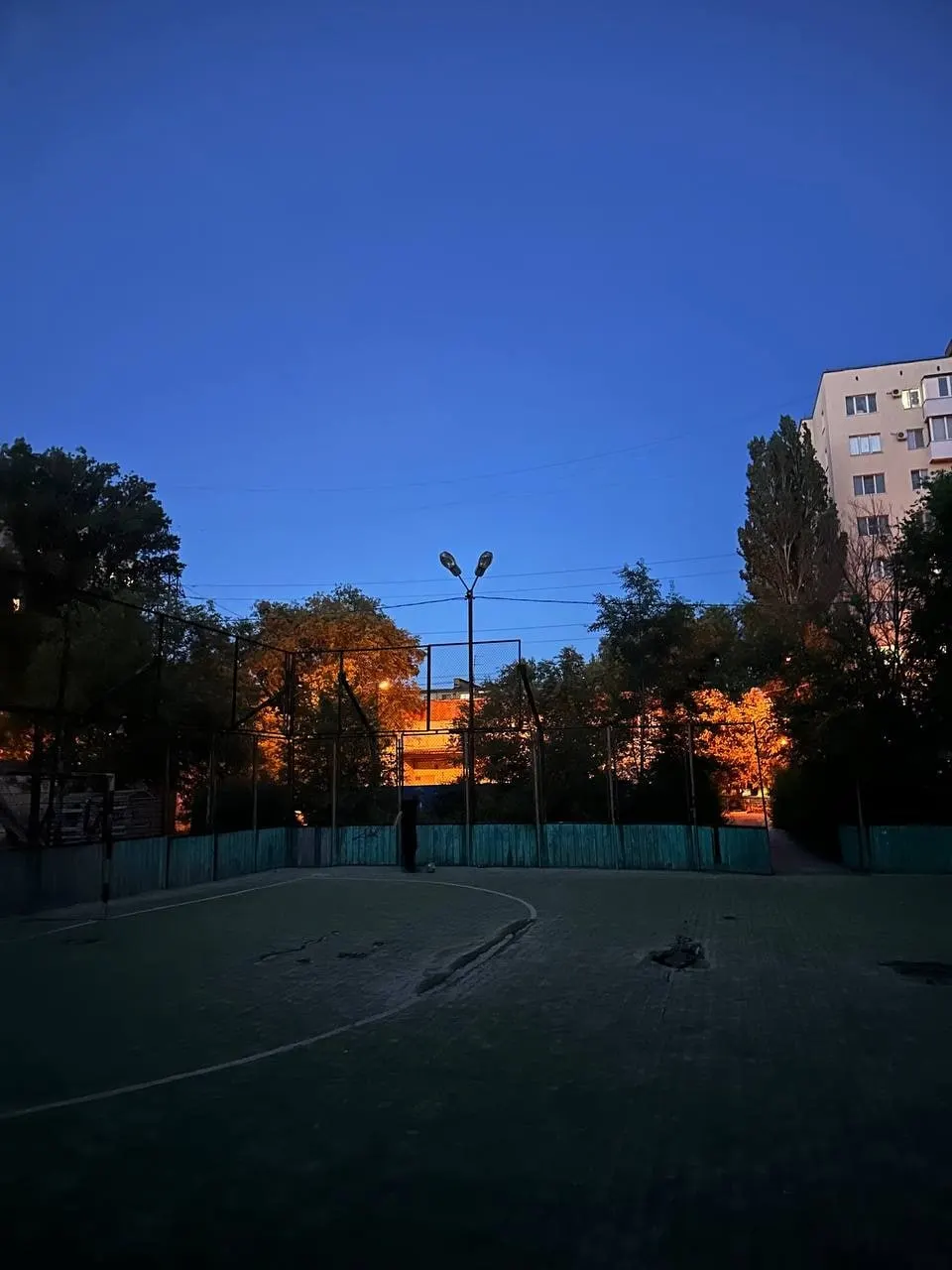 Во дворе многоквартирных домов на улице Титова отключено освещение на спортивной площадке — жильцы просят управляющую компанию и администрацию вернуть свет, чтобы дети и взрослые могли безопасно заниматься спортом.