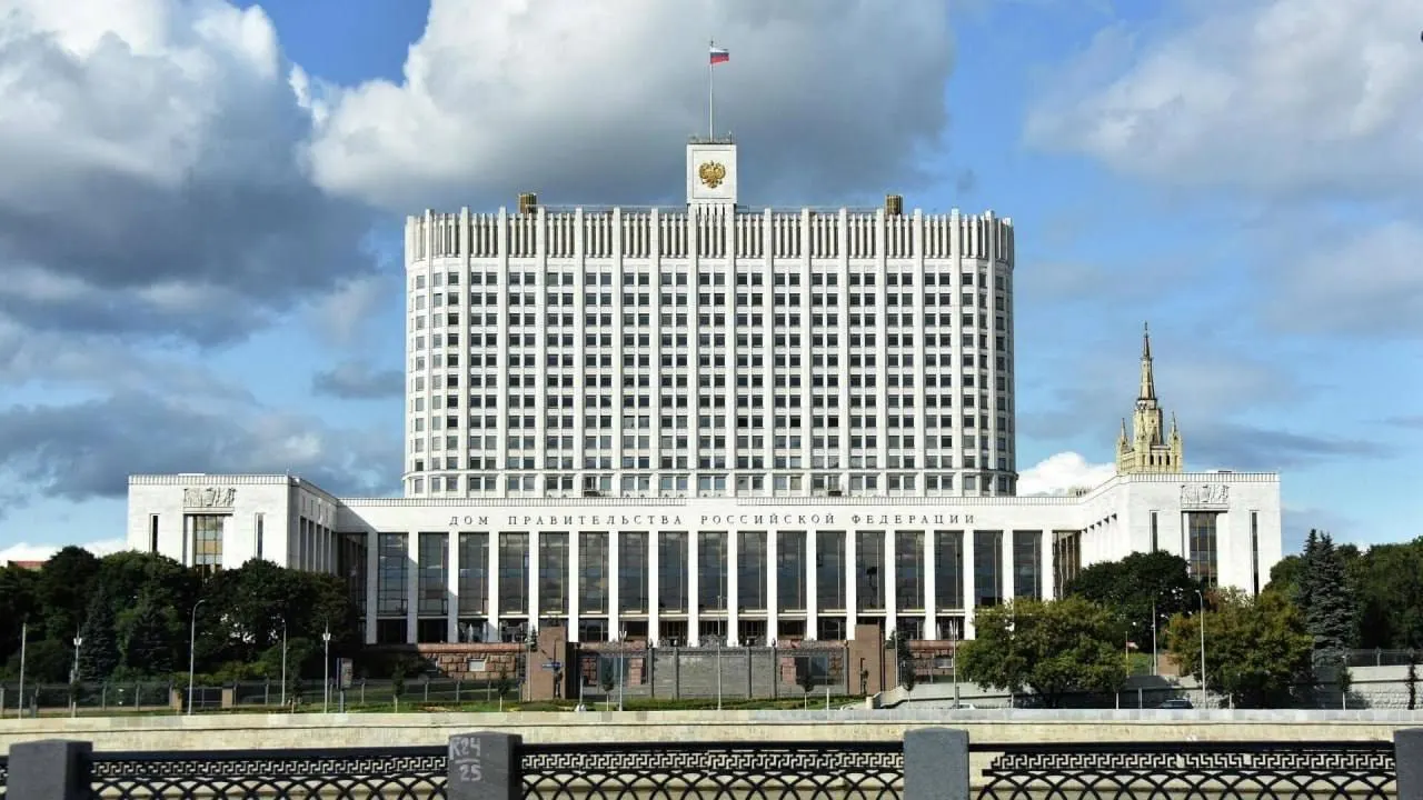В Госдуму внесён проект о полной или частичной компенсации утильсбора для семей с тремя и более детьми, но в правительстве усомнились в источниках финансирования и возможном росте бюджетных расходов.
