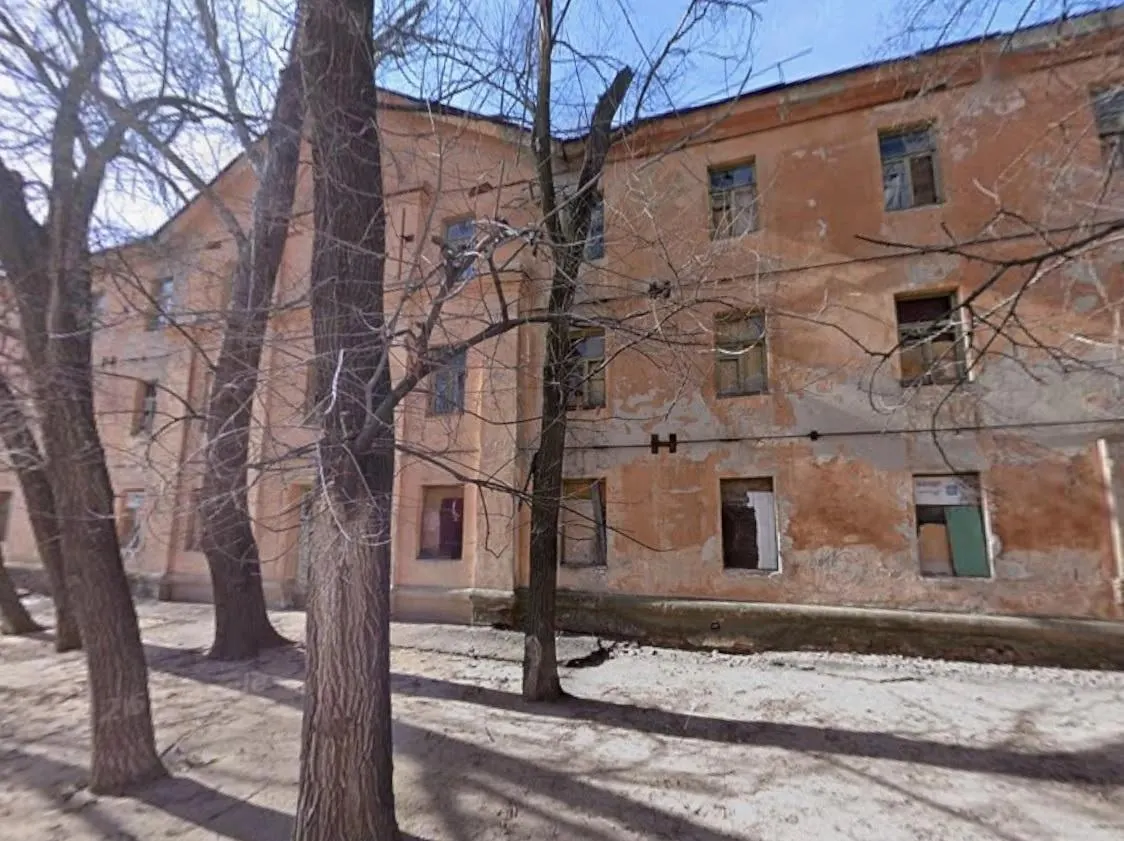 Трёхэтажное разрушающееся общежитие площадью 1 662 м² выставили на продажу за 7 млн рублей. Зданию нужен капитальный ремонт или снос; на месте разрешают строительство девятиэтажного дома.