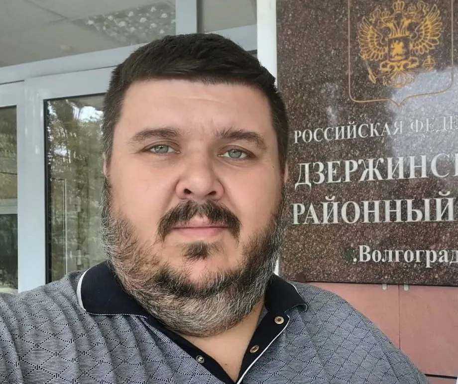 В Центральном районном суде Волгограда стартовало открытое слушание по делу об обвинениях в вымогательстве, в том числе в особо крупном размере; обвиняемому грозит до 15 лет лишения свободы.