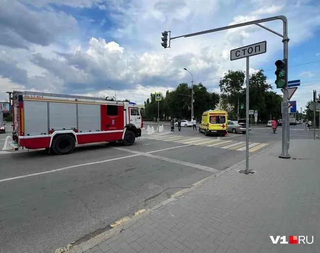 В ГУ МВД по Волгоградской области сообщили, что столкновение на центральном перекрёстке произошло из‑за проезда на «красный» — детали инцидента уточняются.