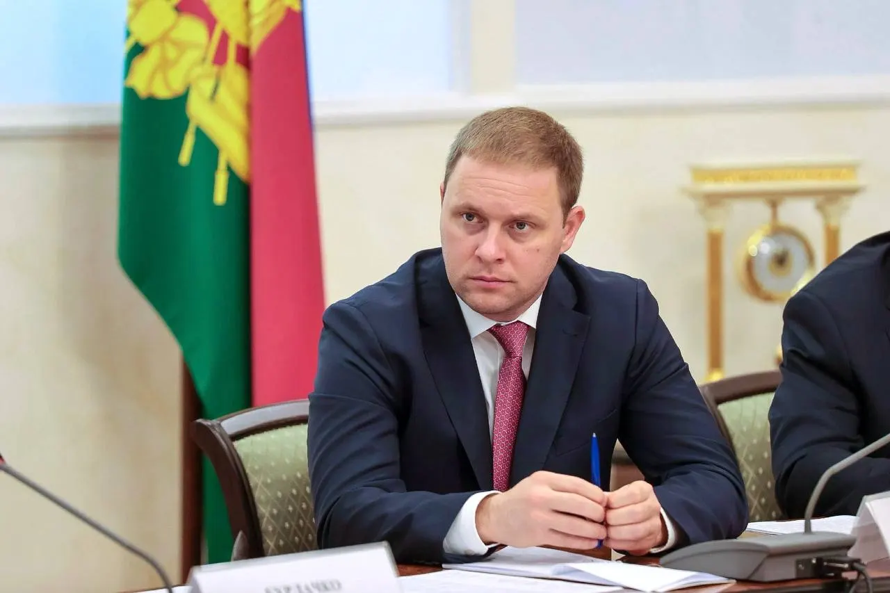 Швец, ранее возглавлявший Анапу и работавший в органах власти Краснодарского края, назначен руководителем госкорпорации «Туризм РФ». В его карьере — курирование инвестиций, поддержки малого и среднего бизнеса, цифровизации и туризма.