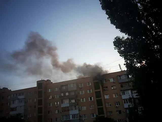 В доме напротив аграрного университета загорелась однокомнатная квартира; по предварительным данным, обошлось без погибших и пострадавших.