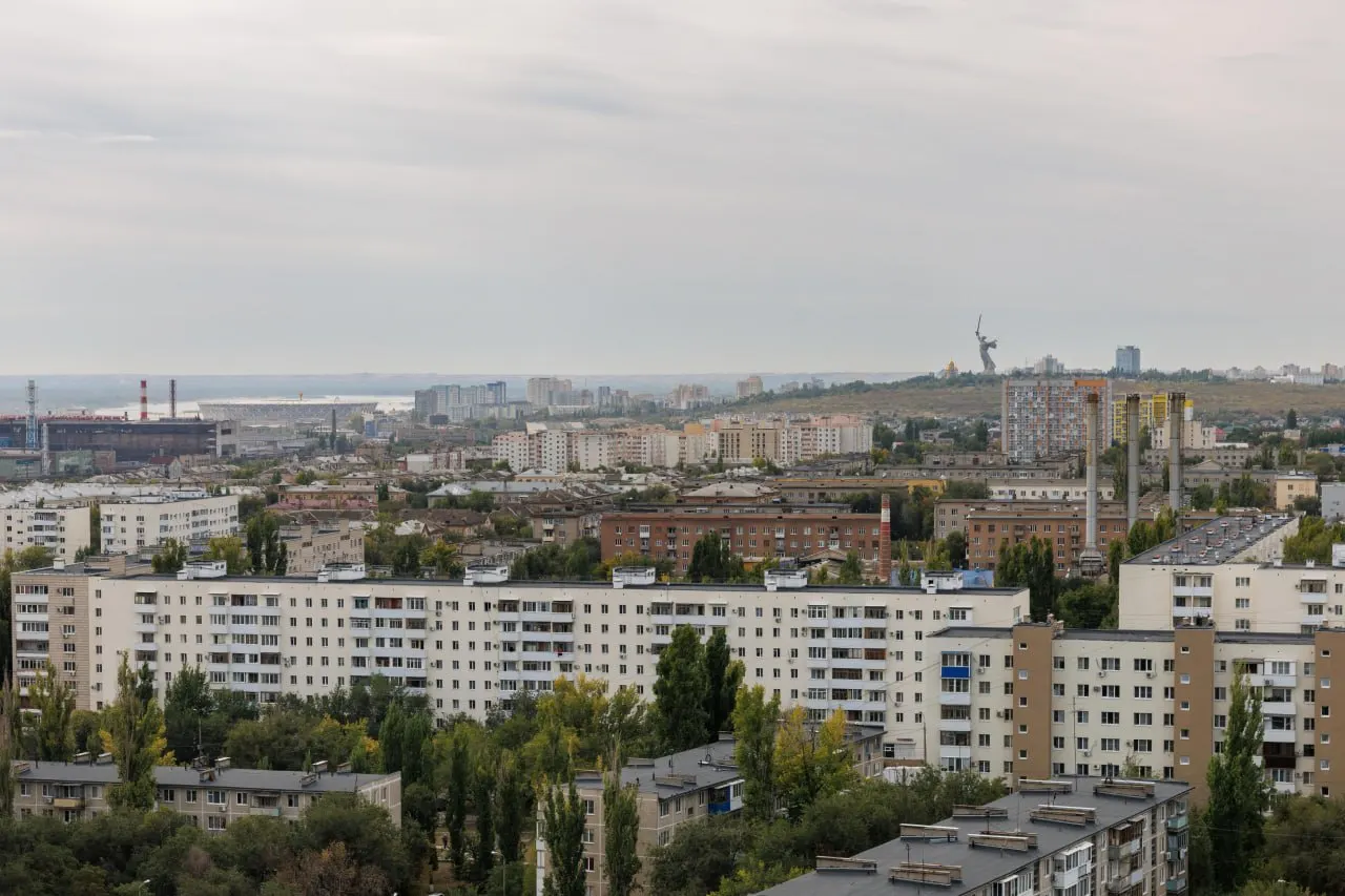 В Краснооктябрьском районе Волгограда продолжаются поиски сотрудника промышленного предприятия, пропавшего во время ракетного удара — информации о его судьбе нет более суток.