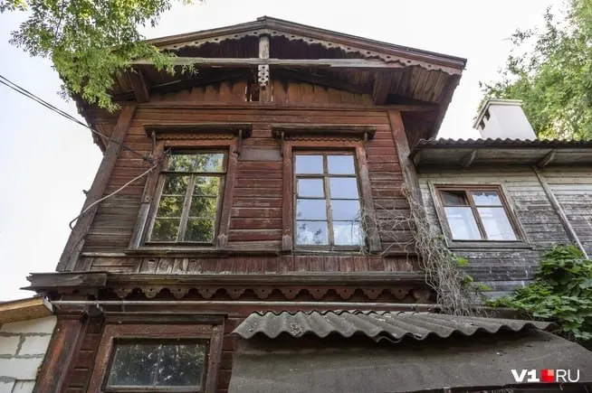 Общественный деятель заявил, что три царицынских деревянных дома на Пугачевской пережили Гражданскую войну и Сталинград, но сейчас могут быть снесены, разрушиться или сгореть из‑за пренебрежительного отношения со стороны властей.