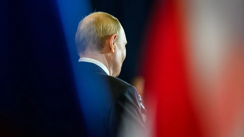 Государственная социологическая служба перестала выпускать «открытый» рейтинг доверия к президенту после резкого падения показателя. При этом «закрытые» опросы показывают куда более высокий уровень доверия, а еженедельный рейтинг одобрения продолжает слабеть.