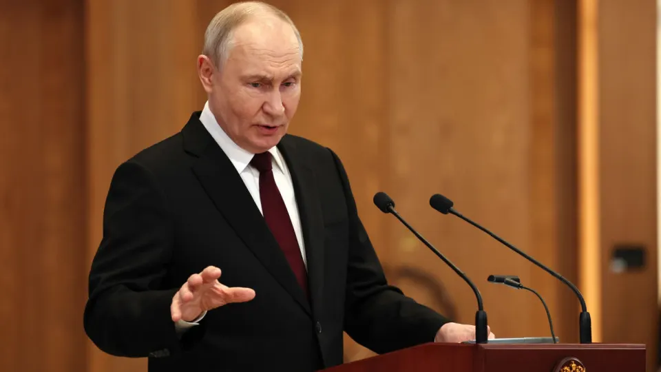 Президент заявил, что Россия ответит на запуски беспилотников, исходящие с территорий европейских государств, и обвинил внешние силы в попытках дестабилизации. Ранее российские спецслужбы утверждали о подготовке запусков с баз в Латвии; страны Балтии отвергли эти обвинения.