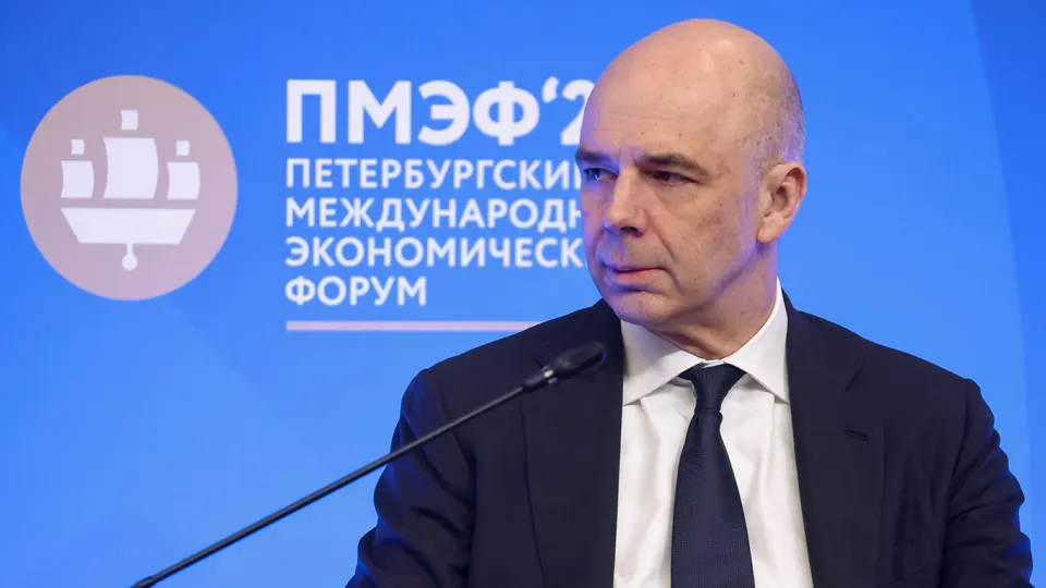 По оперативной оценке Счётной палаты, доходы федерального бюджета по итогам года могут составить 38,2 трлн руб. — на 2,1 трлн (5,2%) меньше, чем предусмотрено законом. Нефтегазовые и ненефтегазовые поступления каждый примерно на триллион ниже планов; причины — колебания цен на нефть, укрепление рубля и недособранность налога на прибыль. При сохраняющихся рисках дефицит может превысить плановые показатели.