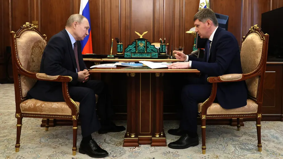 Президент потребовал ускорить рост инвестиций, однако власти и эксперты фиксируют сокращение вложений из‑за высоких ставок, бюджетной экономии, утраты доверия бизнеса и последствий войны.