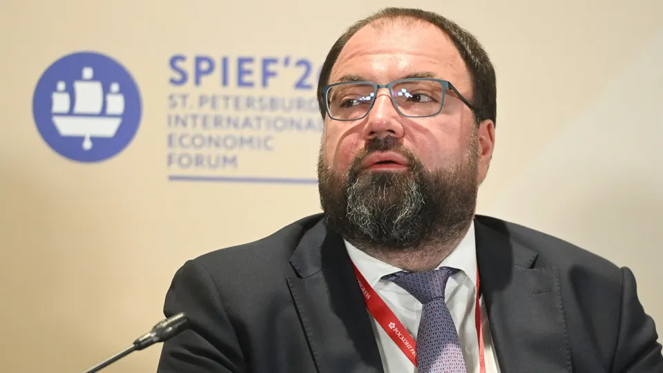 Минцифры планирует внедрить механизмы возрастной идентификации на онлайн‑платформах — обсуждаются варианты через «Госуслуги», биометрию или паспорта; эксперты предупреждают о рисках утечек данных и дополнительных расходах для владельцев сервисов.