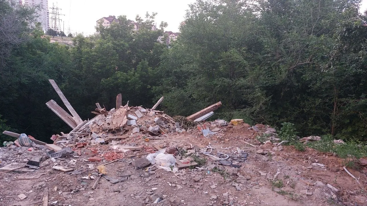 Жители поселка Второй километр жалуются, что КАМАЗы регулярно сбрасывают кирпичи, доски и пластик в овраг возле улицы Московской. Ранее там уже тушили пожары, а жалобы горожан пока остаются без ответа.