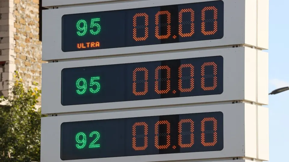 Статслужба заявила, что данные о розничных ценах на нефтепродукты будут публиковаться в полном объёме на сайте и в ЕМИСС, несмотря на исключение соответствующего пункта из Федерального плана статистики. Цены растут на фоне дефицита топлива после ударов беспилотников.