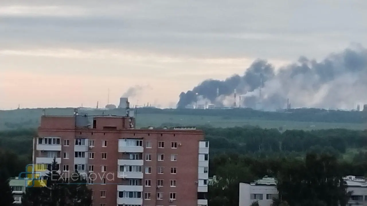 В Татарстане и Самарской области после ударов беспилотников загорелись крупные нефтеперерабатывающие и нефтехимические предприятия. Есть пострадавшие, в некоторых городах отменили массовые мероприятия; Минэнерго связывает перебои с поставками бензина с атаками на НПЗ.