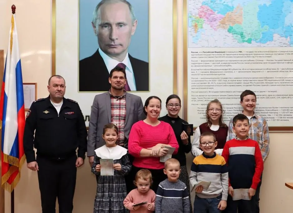 В 2025 году 1112 граждан разных стран оформили специальные визы для переезда в Россию в рамках программы для сторонников традиционных духовно‑нравственных ценностей; лидерами по числу виз стали Германия и Франция.
