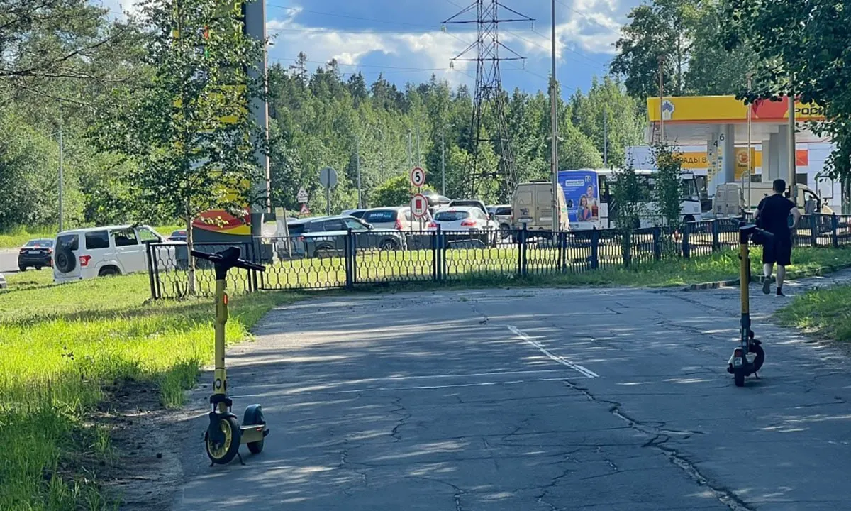 В нескольких регионах страны сохраняются ограничения на отпуск автомобильного топлива, очереди и случаи краж — власти связывают это с логистикой и сезонным ростом спроса.