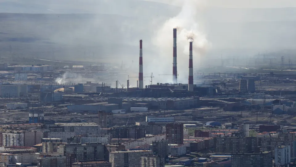 В мае промышленное производство упало на 0,7% год к году: особенно пострадали нефтепереработка и металлургия. Правительство ухудшило прогноз роста, экономисты предупреждают о рисках для бюджета и населения.