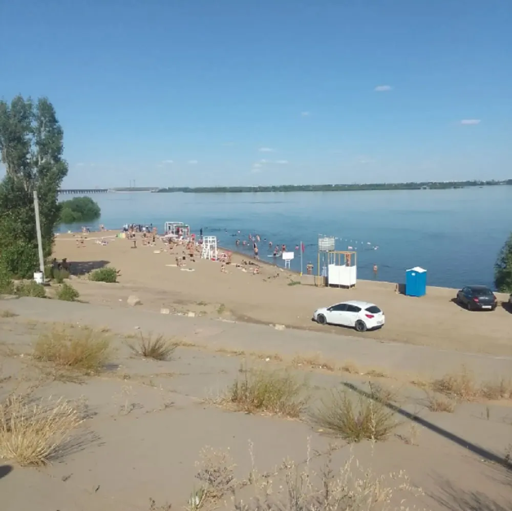 Трагедия произошла сегодня днем на Нижнем Тракторном: мальчик заплыл недалеко от берега, его искали спасатели — тело обнаружили и извлекли из воды примерно через полтора часа. Пляж предназначен для отдыха, но купаться там не рекомендуется.