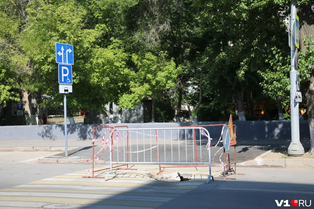 На участке, где ранее ликвидировали бесплатную парковку и сделали платную, образовалась яма в покрытии; причины провала и информация о пострадавших уточняются.
