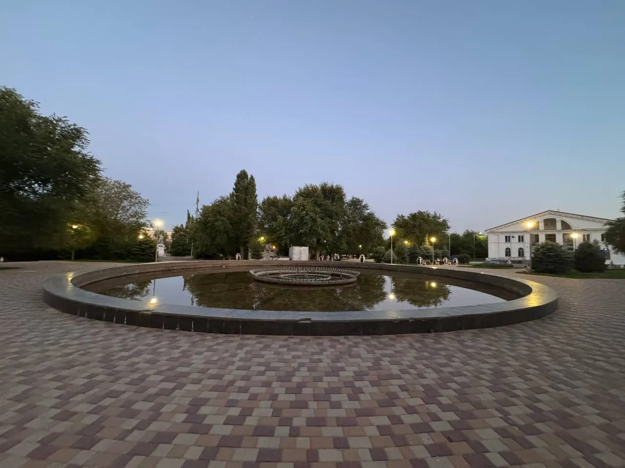 В Советском районе фонтан рядом с ДК Петрова стоит без струй: местные отмечают застоявшуюся воду и плачевное состояние парковой территории.