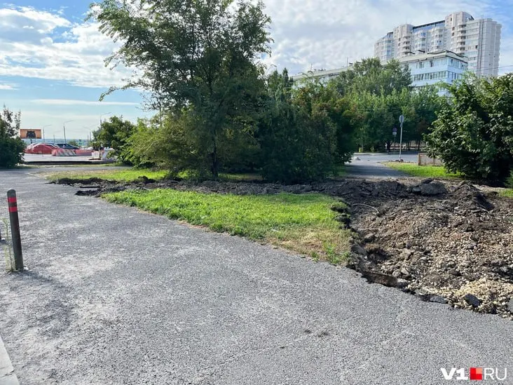 Во время работ по обустройству парковки и ремонту улицы техника уничтожила дорожки и газон в сквере между 7-й Гвардейской и зданием Арбитражного суда; жители требуют объяснений от администрации.