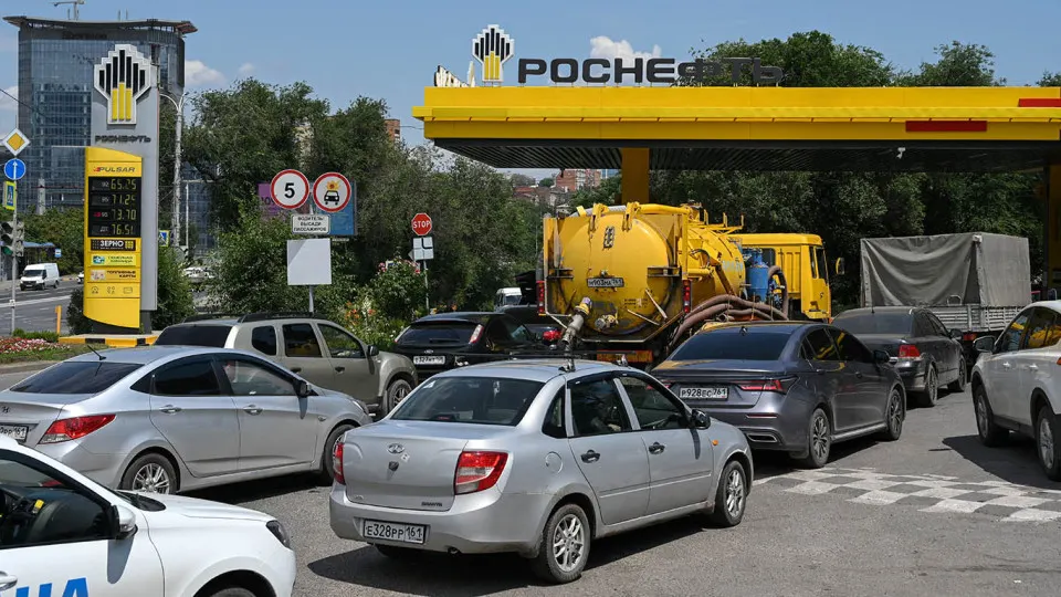Для смягчения дефицита дизельного топлива власти подготовили правовую основу для импорта: вводится импортный демпфер и бюджетные компенсации для импортеров. Возможный источник поставок — Индия; дефицит возник из‑за падения переработки на НПЗ и ударил по аграриям.