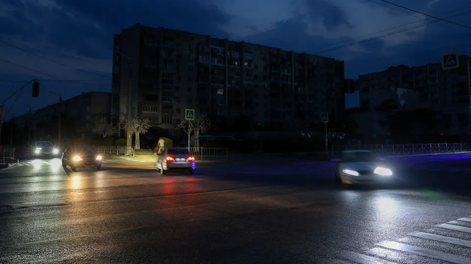 Из‑за масштабного дефицита топлива в ряде регионов сократили регулярные и пригородные автобусные маршруты, а стоимость проезда повысилась. Производство бензина упало, власти ввели ограничения и ищут поставки за рубежом.