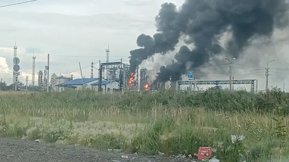 По данным Росстата, в июне выпуск нефтепродуктов сократился на 12% (‑21,7% к прошлому году). Спад привёл к дефициту топлива, росту цен и импорту бензина и дизеля.