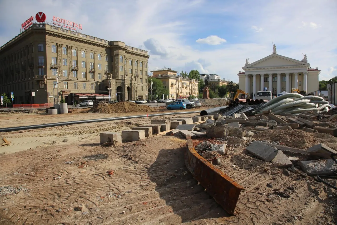 Житель города и основатель музея Сергей Островский обратился в Следственный комитет и Генпрокуратуру с просьбой проверить работы на площади Павших борцов: по его словам, сотни миллионов бюджетных рублей осваиваются в ущерб историческому облику центра.