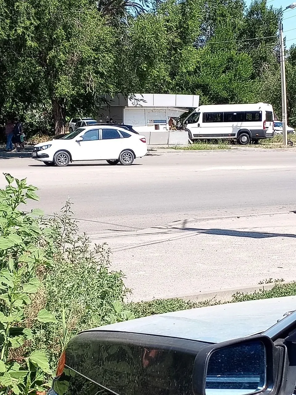 Утром 20 июля в Красноармейском районе Волгограда микроавтобус врезался в торговый павильон. Полиция подтвердила факт ДТП, пострадавших нет.
