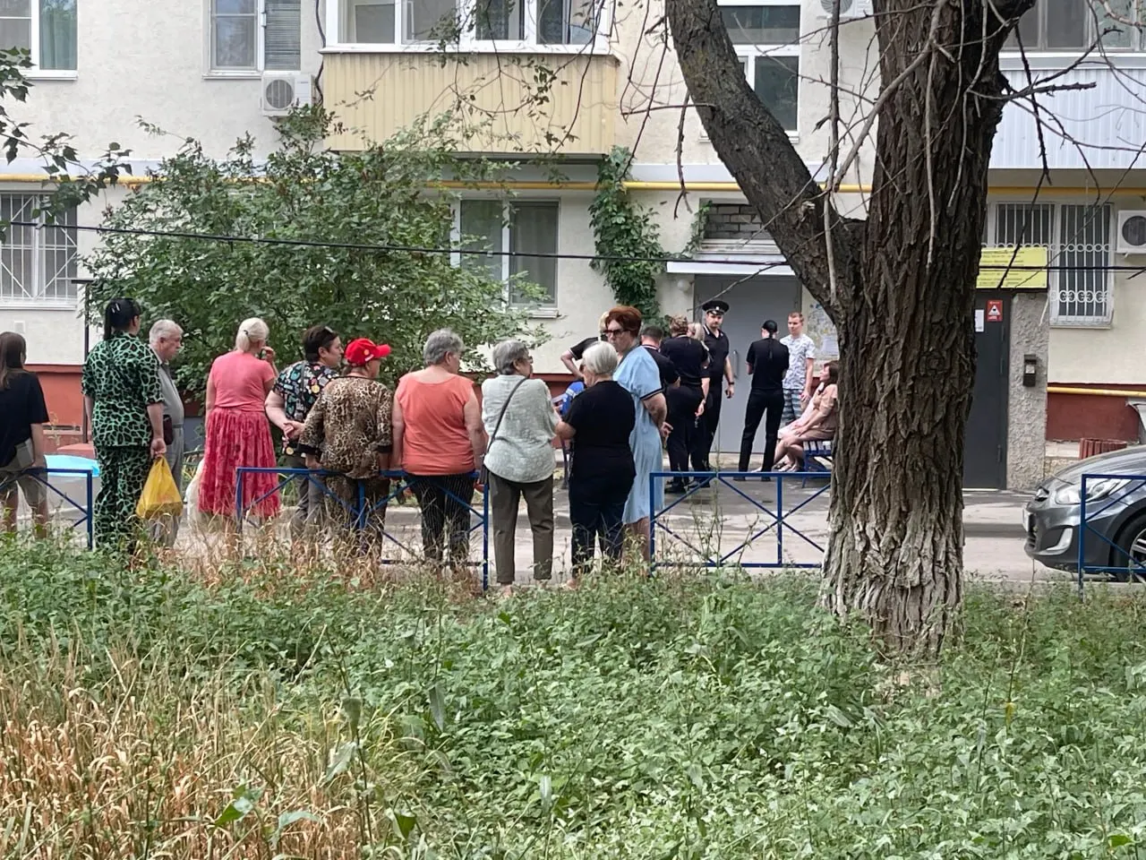 В Краснооктябрьском районе Волгограда очевидцы сообщили о падении ребёнка с восьмого этажа многоквартирного дома; ребёнок скончался на месте.