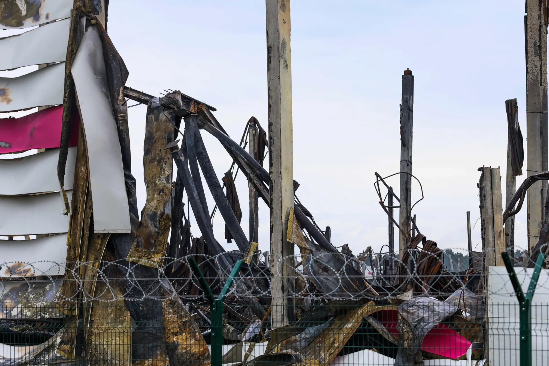 В результате ночного нападения беспилотников на склад в Волгограде получили ранения пять человек; также в регионе горело промышленное предприятие.