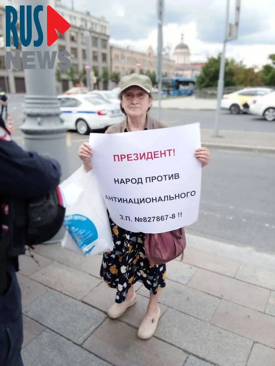 Наталью Шамину задержали на Старой площади: она протестовала против законопроекта, который передаёт регионам право выводить памятники из-под государственной охраны. Градозащитники предупреждают о риске массовых сносов в интересах застройщиков.