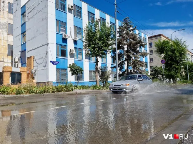 Утром поток горячей воды превратил участок улицы Советской от Пражской до 7-й Гвардейской бригады в полноводную «реку» с клубами пара; жители винят забитую ливнёвку.