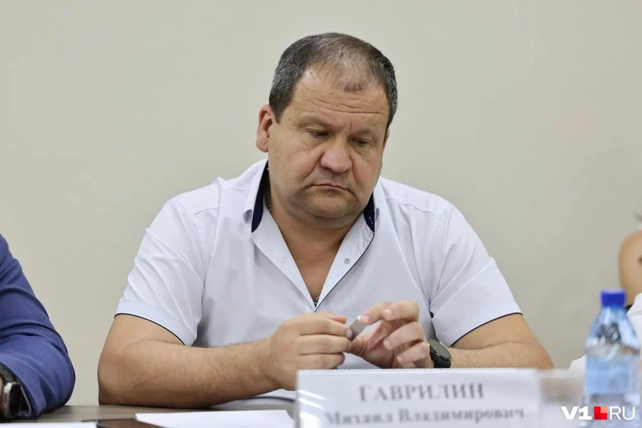 Начальник городского хозяйства заявил, что бесплатные парковки у больниц ухудшают ситуацию на улицах. По его словам, введение одностороннего движения, основанное на опыте Японии, помогло разгрузить несколько магистралей, но заторы на Комсомольской остаются.