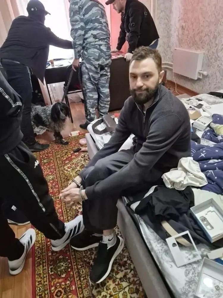 Суд признал Артёма Краснобаева виновным в незаконном обороте наркотиков; ему назначено 3 года 4 месяца в исправительной колонии строгого режима.