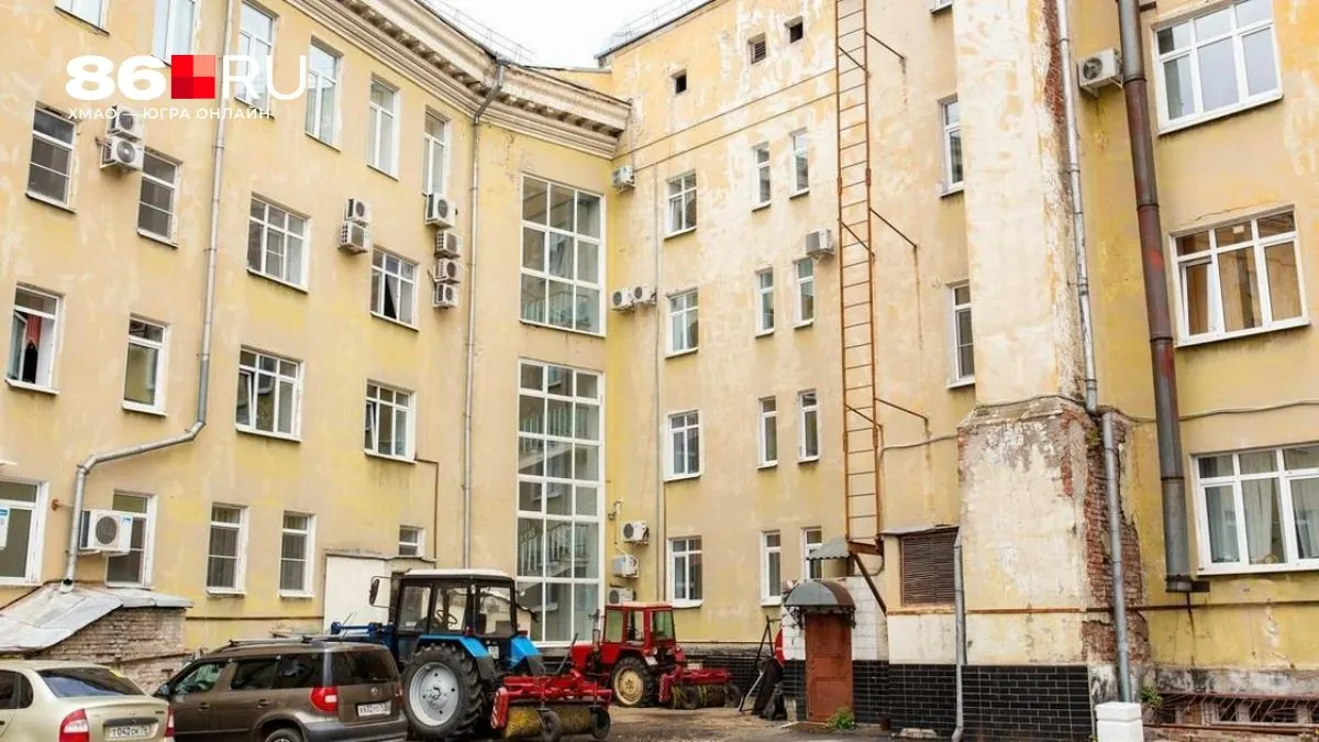 Решение о переустройстве придомовой территории должно приниматься общедомовым собранием; далее нужны оформление протокола, уведомления и необходимые согласования с властями и ресурсниками.