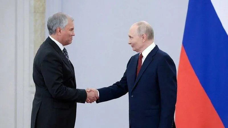 Спикер Госдумы в ходе встречи с депутатами после награждения поблагодарил главу государства за усилия по формированию партийной системы и отметил высокую долю согласованных законов нынешнего созыва.