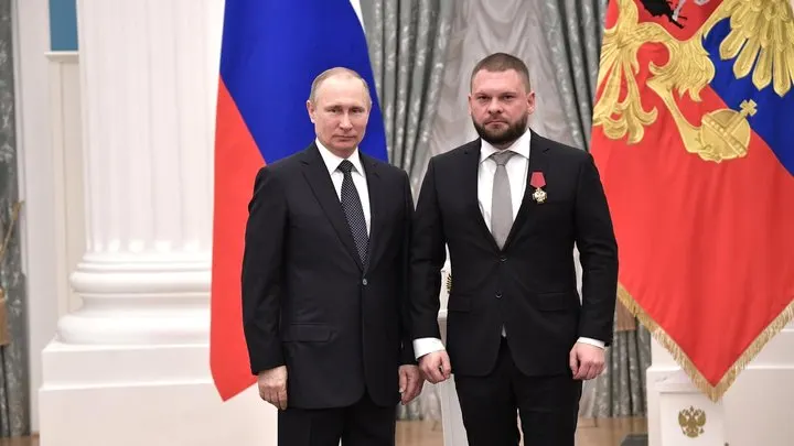В декларациях лидеров федерального списка «Единой России» обнаружены акции и паи зарубежных эмитентов; в партии заявляют, что спорные активы были отчуждены до подачи документов в ЦИК.